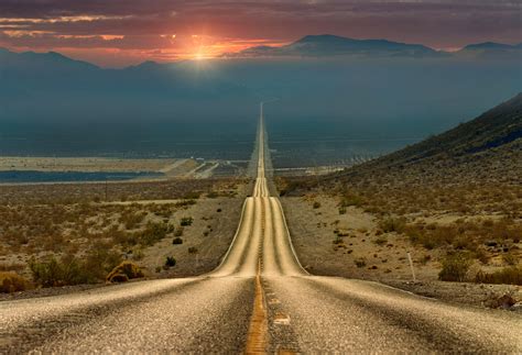 Foto che evoca una strada o un cammino in una periferia