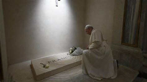 Foto di Papa Francesco in preghiera sulla tomba di Don Tonino Bello ad Alessano