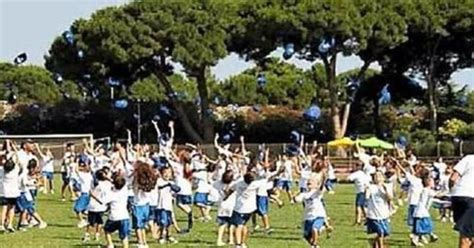 Foto di bambini e animatori durante un campo estivo a tema Beatitudini