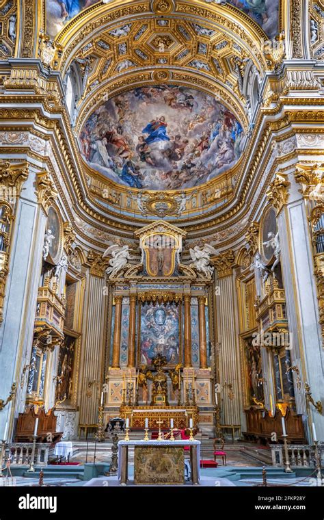 Interno della Chiesa Nuova con l'altare maggiore