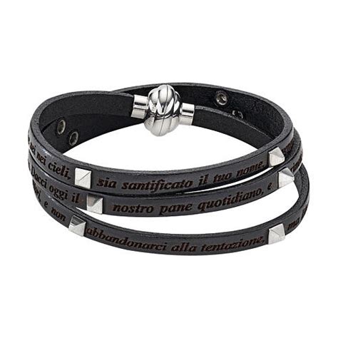 Foto di un bracciale Amen con inciso il Padre Nostro