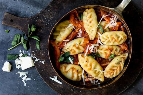 Piatto tipico sardo (es. malloreddus o culurgiones)