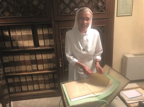 Suor Albarosa Ines Bassani con documenti storici, sullo sfondo il ritratto di San Giovanni Antonio Farina