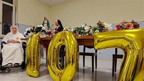Foto di Suor Rosa Candida Cazzolaro durante la sua festa di compleanno