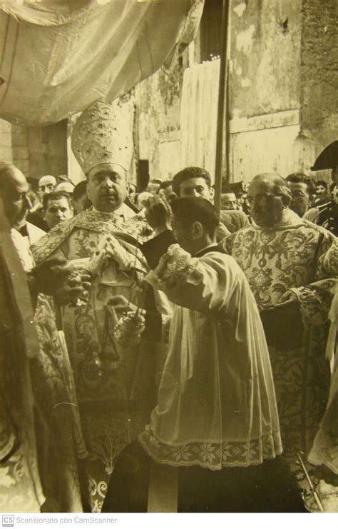 Foto storica dell'ingresso di Mons. D’Agostino in diocesi o di Mons. D'Agostino sulla cattedra episcopale