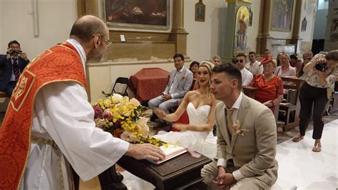Coppia di sposi durante la cerimonia nuziale in chiesa