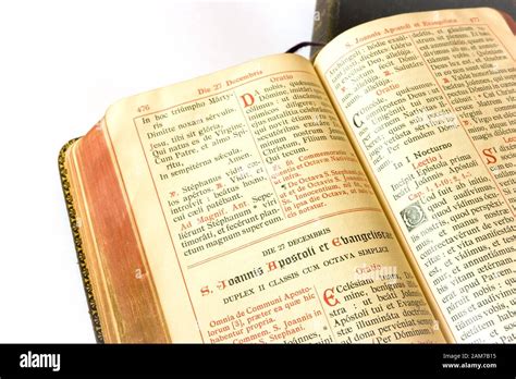 Libro liturgico aperto su una pagina con salmi