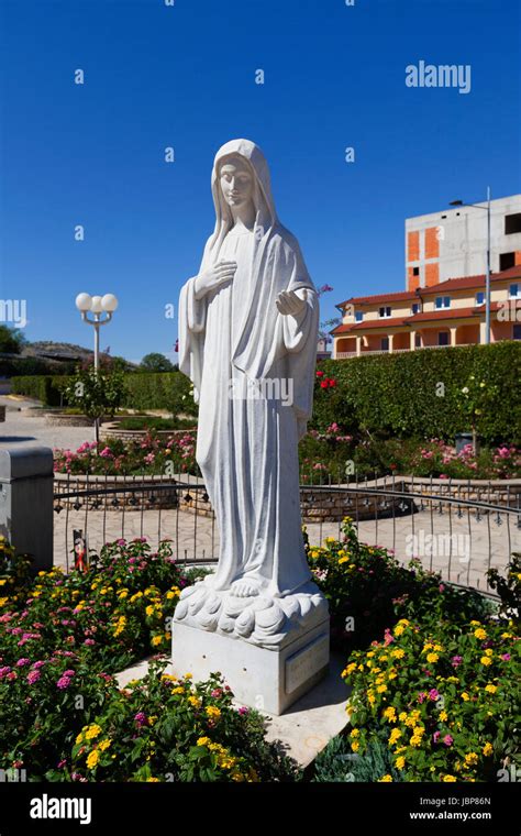 Foto della statua della Madonna di Medjugorje con effetto luminoso/fosforescente