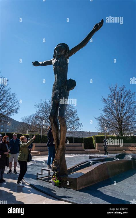 Statua del Cristo Risorto a Medjugorje con le 