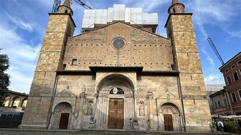 Facciata del Duomo di Fidenza con i nomi dei Magi