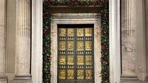 fotografia della Porta Santa della Basilica di San Pietro