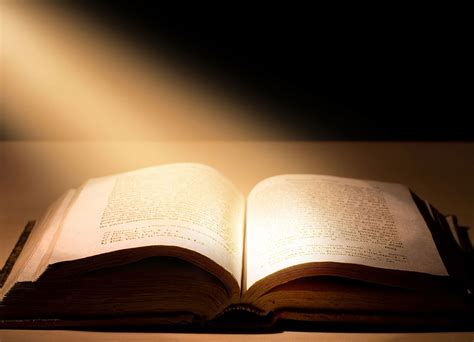 Un libro aperto che irradia luce, simbolo della Parola di Dio