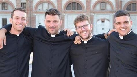 Sacerdoti in celebrazione, con un focus sul crocifisso