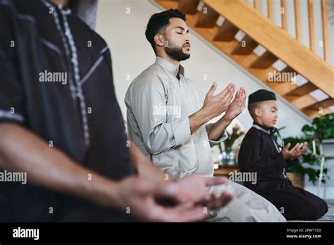 Famiglia che prega insieme, con Padre Pio sullo sfondo