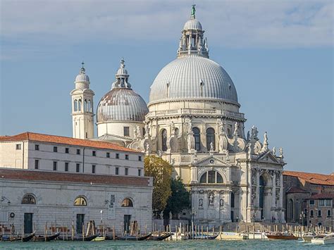 Foto panoramica della Basilica della Salute a Venezia, visibile dal Canal Grande