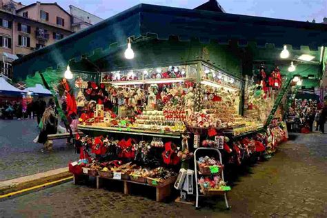 Bancarelle di dolciumi e candele nel campo antistante la Basilica della Salute