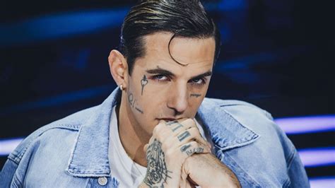 Dettaglio dei tatuaggi sul viso di Achille Lauro