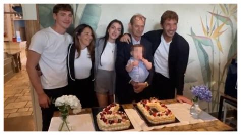 Foto di famiglia di Chiara ed Enrico con i loro figli