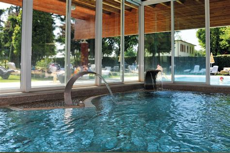 Immagine della piscina termale interna alla Spa della Tenuta
