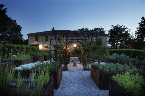 Bottiglie di vino prodotte dalla Tenuta Santi Giacomo e Filippo in una cantina