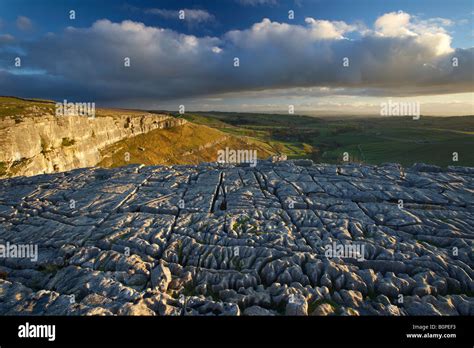 Malham Cove con il Limestone Pavement in primo piano