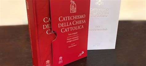 Foto tematica di una copia del Catechismo della Chiesa Cattolica aperta su un tavolo con simboli religiosi