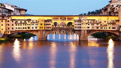 Ponte Vecchio a Firenze, iconico scorcio immortalato in diverse opere d'arte.