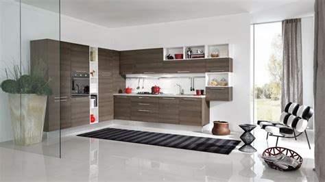 Interno di uno showroom di mobili con cucine moderne Aran