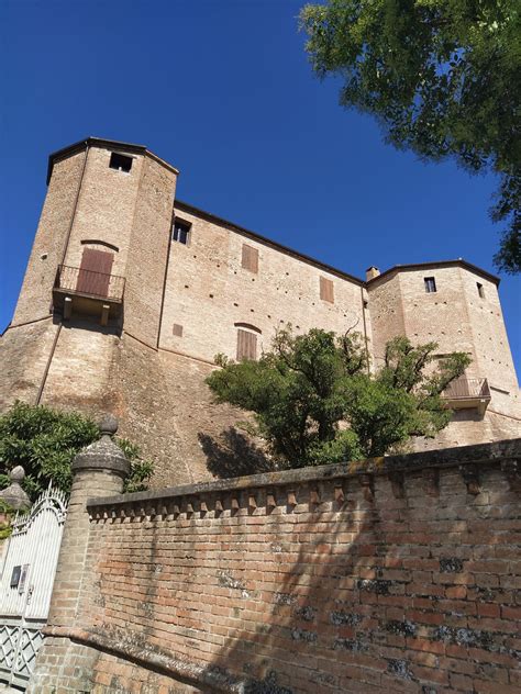 Ricostruzione storica o dipinto del Castello di Santarcangelo nel XV secolo, con le nuove fortificazioni volute da Sigismondo Pandolfo Malatesta.
