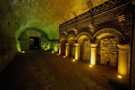 Foto delle grotte tufacee di Santarcangelo di Romagna, con percorsi illuminati.