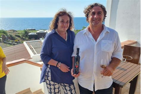 Fabrizio Basile e Simona Cavassa tra i vigneti di Pantelleria