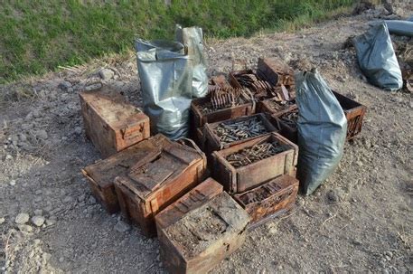 Immagine d'epoca di recuperanti o di materiale bellico