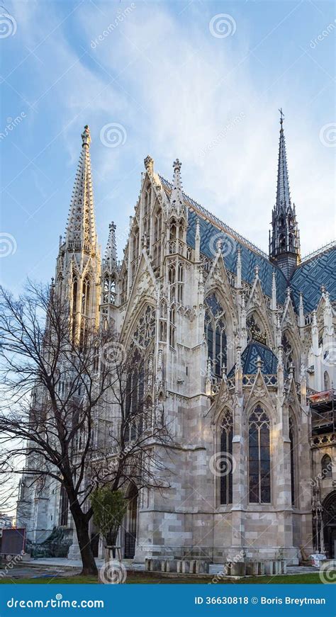 Vista esterna della Chiesa Votiva di Vienna con le sue torri ottagonali