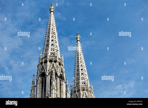 Dettaglio delle torri ottagonali della Chiesa Votiva