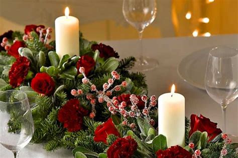 Tavola natalizia con composizione floreale e candele