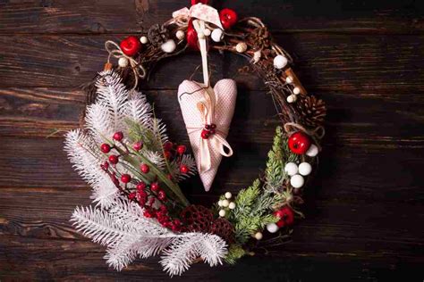Flower designer che crea una ghirlanda natalizia con materiali naturali
