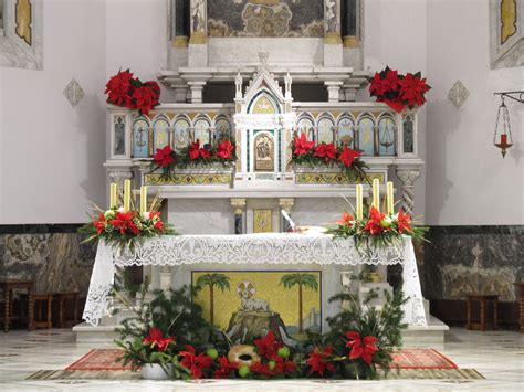 Addobbi floreali all'interno di una chiesa per Natale