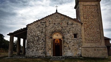 Interno della cripta del Santuario di Montovolo con elementi architettonici antichi