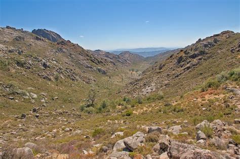 Dettaglio del paesaggio con altopiano e rocce sottostanti