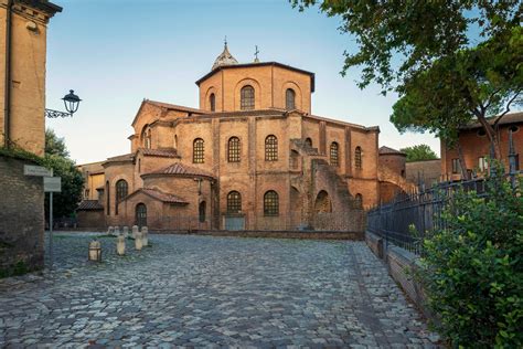 Dettaglio dello sfondo con gli edifici di Ravenna