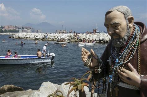Statua di Padre Pio decapitata sulla scogliera di Mergellina