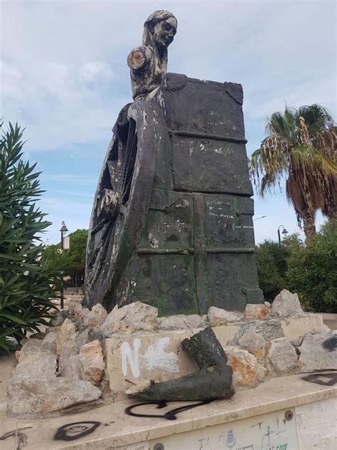 Dettaglio della cappelletta vandalizzata a Giulianova