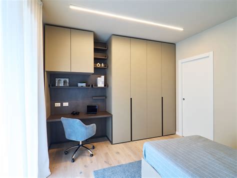 Interno di una camera dell'Hotel La Pietra Medjugorje, con letto, scrivania e TV