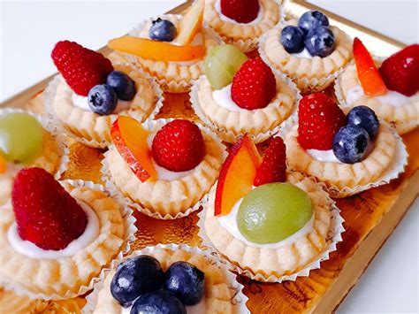 Colazione italiana con frutta fresca, pasticcini e formaggio