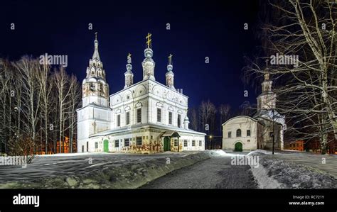 Foto di chiese ortodosse russe appena restaurate o costruite