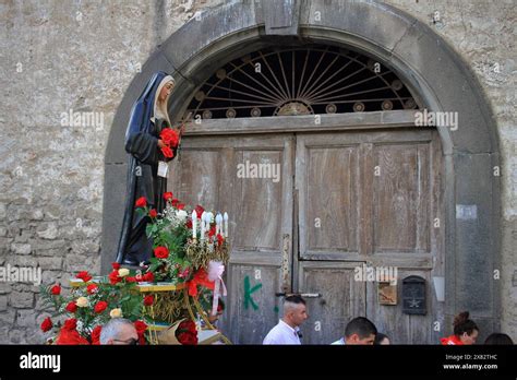 Foto di rose benedette o di fedeli in processione per Santa Rita