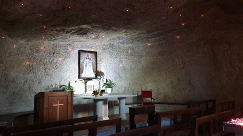 Veduta panoramica dell'Eremo di Calomini incastonato nella parete rocciosa della montagna