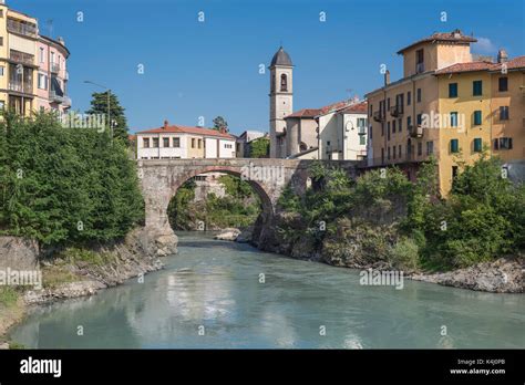 Panorama di Ivrea con il fiume Dora Baltea e il Castello