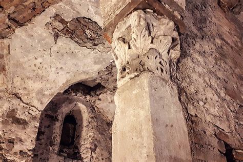 Dettaglio di un capitello romanico nella cripta della Cattedrale