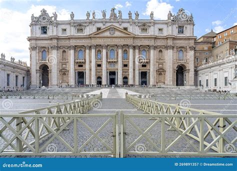 facciata della Basilica di San Pietro con dettagli delle iscrizioni